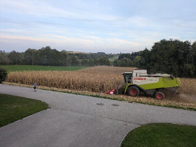 Mähdrescher in der nähe des Stausees