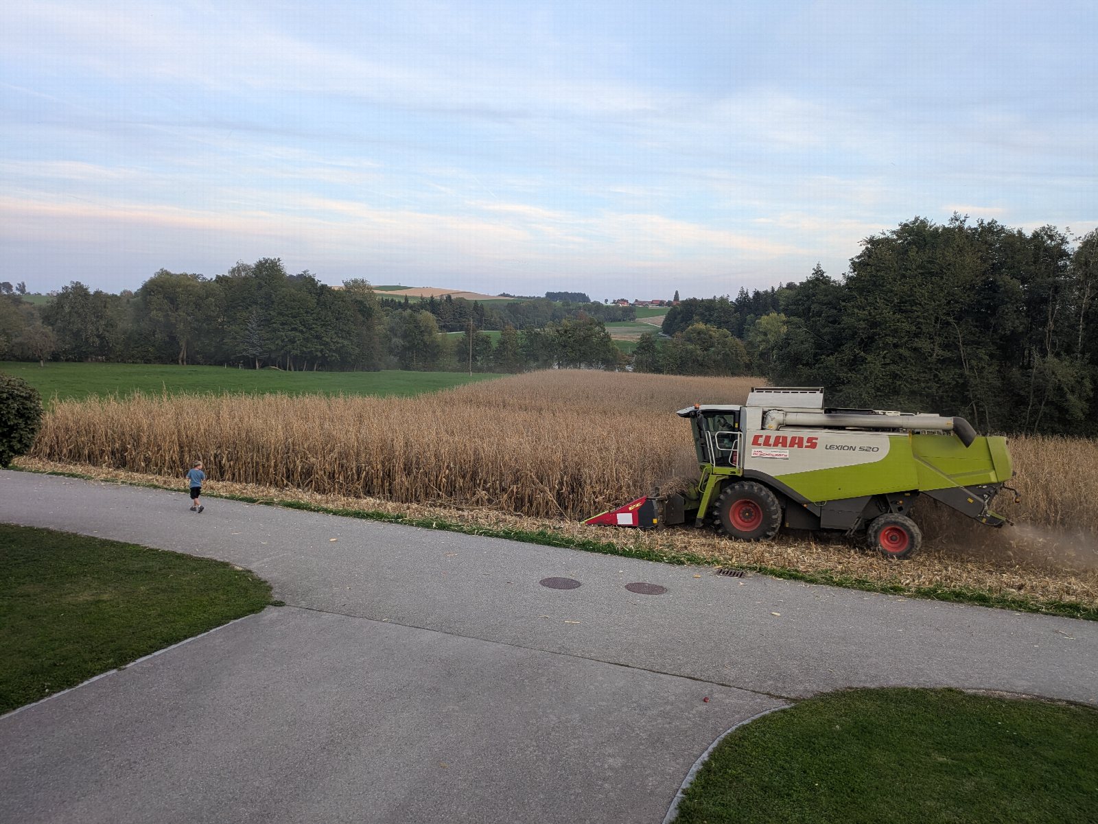 Mähdrescher in der nähe des Stausees